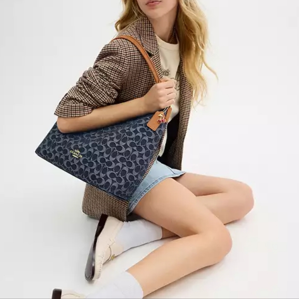 Coach Bag - Picture 6 of 8